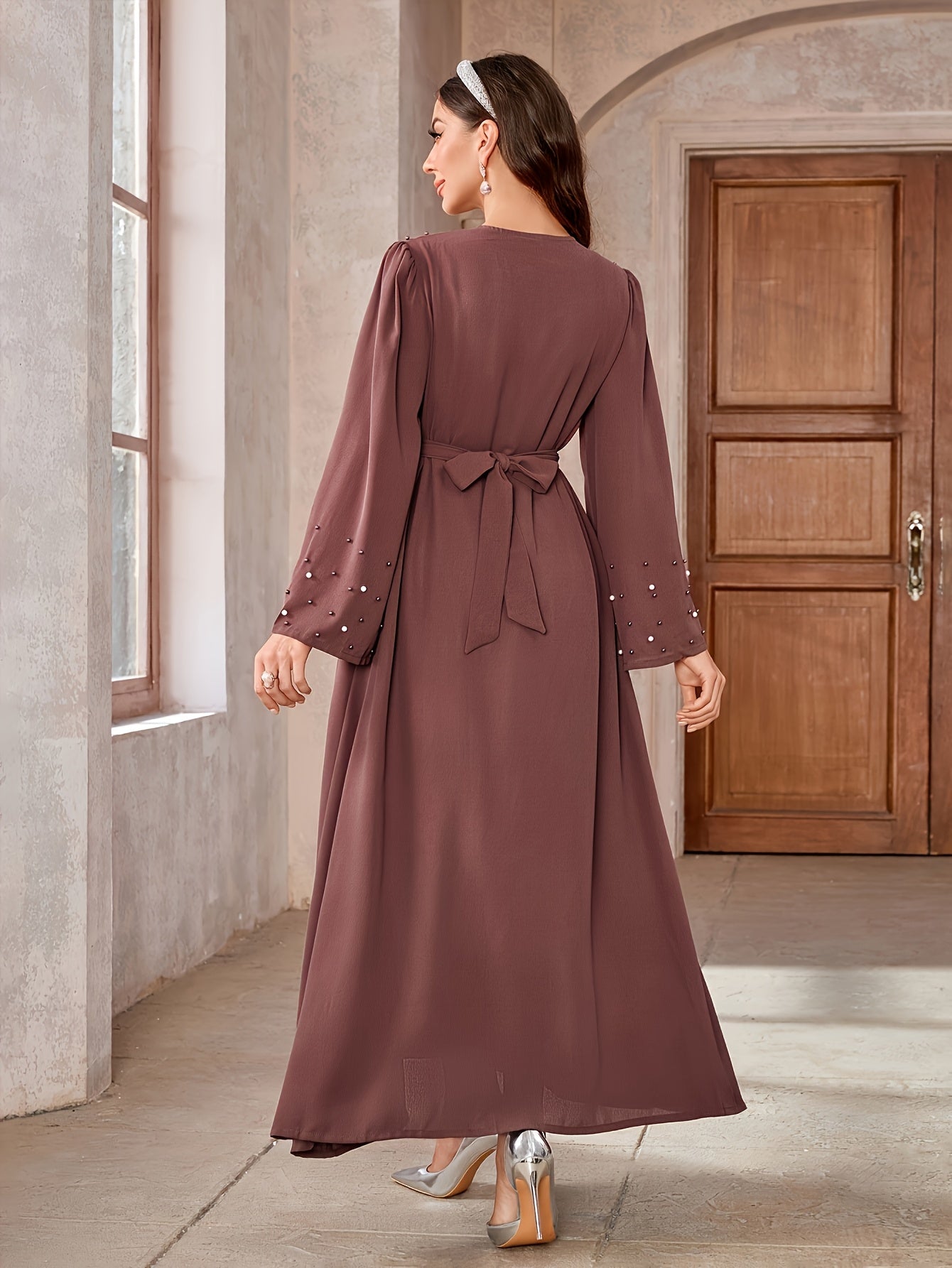 Elegant långlång polyester Abaya med pärldekorationer och bälte, enfärgad, vävt tyg, för alla årstider - Mellanösternstil